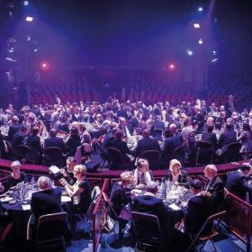 Diner-sous-le-chapiteau-du-cirque-arlette-gruss